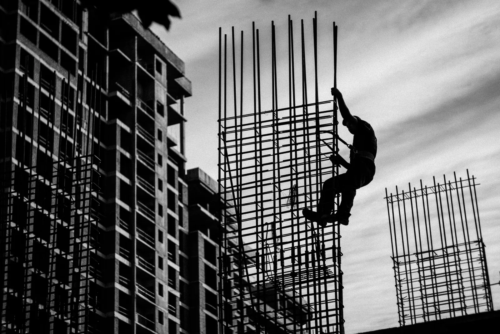 Does the Minimum Wage Order apply to migrant workers?